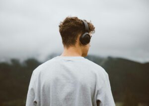 Junge mit Kopfhörern